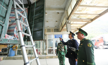 Hà Tĩnh: Nhộn nhịp hàng hóa tại Cửa khẩu Cầu Treo dịp cuối năm