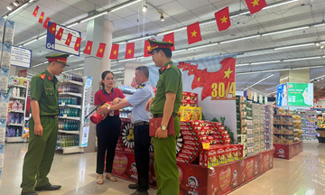 Tăng cường phòng cháy tại các trung tâm thương mại dịp cuối năm