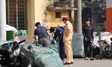 Phát hiện lượng lớn hàng hóa nghi nhập lậu tại Ga Hà Nội