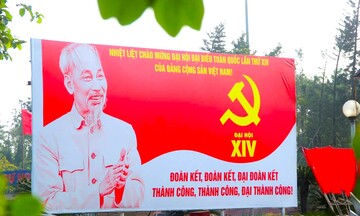 Nghệ An: Phố phường rực đỏ cờ hoa chào mừng Đại hội XIV của Đảng