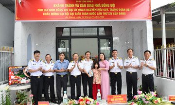 Bộ Tư lệnh Vùng 5 Hải quân bàn giao nhà đồng đội