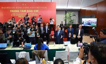 Thủ tướng thăm, động viên lực lượng báo chí tác nghiệp tại Đại hội XIV