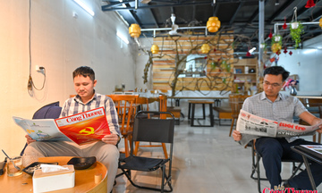 Người dân thủ đô háo hức theo dõi khai mạc Đại hội XIV của Đảng