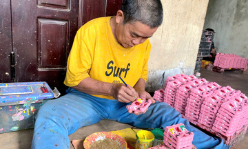 Thành phố Huế: Làng Địa Linh rộn ràng làm tượng ông Táo đón Tết