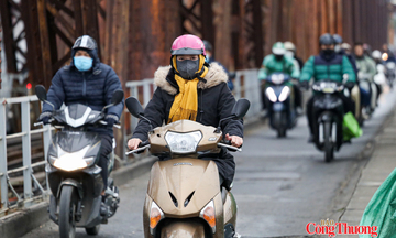 Không khí lạnh tăng cường, người Hà Nội co ro trong giá rét