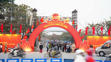 Người dân Hà Nội giữ chỗ từ sớm chờ xem pháo hoa mừng Đại hội Đảng XIV