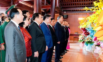 Tổng Bí thư dâng hương tưởng niệm Chủ tịch Hồ Chí Minh và các liệt sĩ