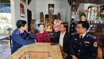 Vùng Cảnh sát biển 2 thăm, tặng quà Mẹ Việt Nam anh hùng