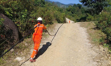 Quảng Ngãi: Thần tốc đưa điện lưới quốc gia về 'vùng trắng' Tu Thôn