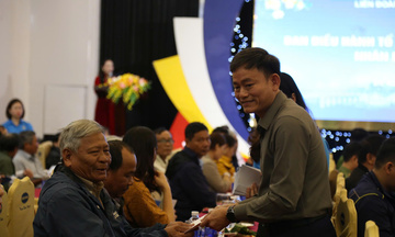 Đà Nẵng: Tặng quà Tết  cho đại diện 74 Tổ công nhân tự quản 