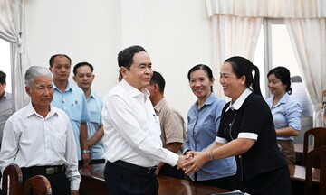 Chủ tịch Quốc hội thăm, tặng quà gia đình chính sách nhân dịp Tết 