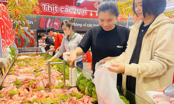 Giá heo hơi hạ nhiệt, thịt bán lẻ vẫn neo cao trước Tết