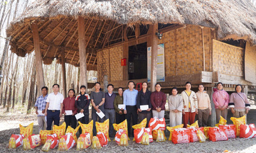 Sở Công Thương Quảng Ngãi tặng quà Tết cho 100 hộ dân khó khăn  