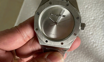 Bắt giữ  lô hàng đồng hồ nghi vấn xâm phạm quyền sở hữu trí tuệ