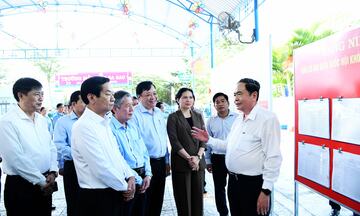 Chủ tịch Quốc hội kiểm tra công tác chuẩn bị bầu cử tại tỉnh Đồng Tháp