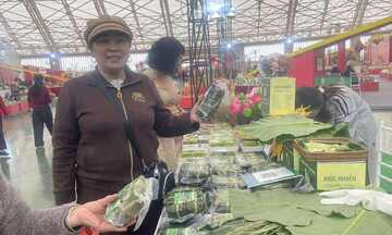 Phân khu 'Tết sum vầy' của Hà Nội sôi động tại Hội chợ Mùa Xuân 2026