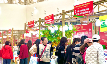 Sôi động không khí mua sắm, 'check in' tại Hội chợ Mùa Xuân