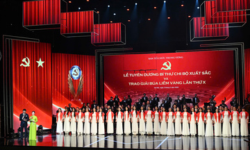 Tuyên dương Bí thư chi bộ xuất sắc và trao Giải Búa liềm vàng năm 2025
