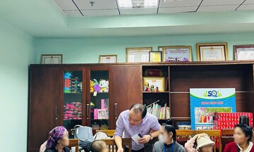 Cục Quản lý và Phát triển thị trường trong nước tặng quà bệnh nhi ung thư 