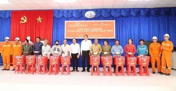 Điện lực Cần Thơ trao quà tết Bính Ngọ, lan tỏa sẻ chia đến hộ nghèo