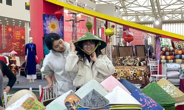 Hội chợ Mùa Xuân: Thủ công mỹ nghệ Hà Nội ‘hút’ khách, doanh nghiệp 'bội thu'