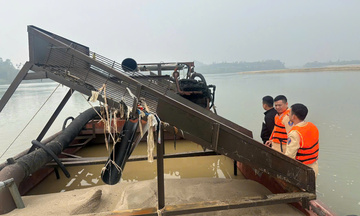 Bắt giữ 2 tàu khai thác cát trái phép trên sông Lam