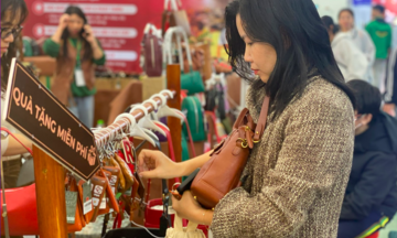 Giảm giá tới 70%, sản phẩm thời trang Việt hút khách