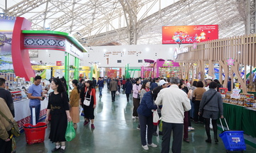 Hội chợ Mùa Xuân: Bán hàng khởi sắc ngay sau giờ mở cửa