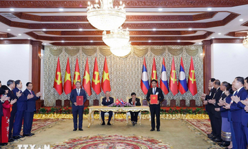 Việt Nam - Lào trao nhiều văn kiện hợp tác quan trọng