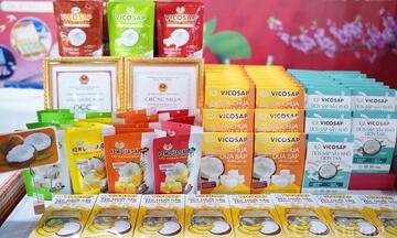 Dừa sáp Cầu Kè mang hương vị miền Tây ra Hội chợ Mùa Xuân