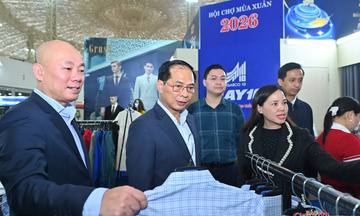 Phó Thủ tướng Bùi Thanh Sơn trải nghiệm không gian tại Hội chợ Mùa Xuân