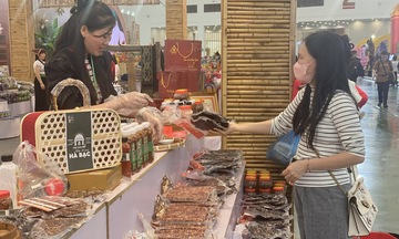 Gian hàng tỉnh Điện Biên hút khách tại Hội chợ Mùa Xuân