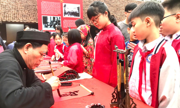 Hà Nội: Người dân, du khách rộn ràng khám phá Tết xưa