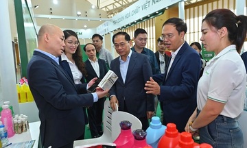 Gian hàng VINACHEM tạo điểm nhấn tại Hội chợ Mùa Xuân 2026