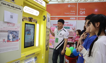 Hội chợ Mùa Xuân: Độc lạ dịch vụ chụp ảnh in báo lưu khoảnh khắc Tết