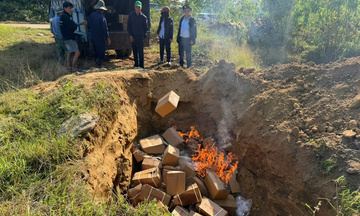 Đắk Lắk: Tiêu hủy hơn 12.000 sản phẩm mỹ phẩm, thực phẩm ‘trôi nổi’