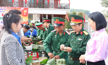 Quảng Ngãi: Trung đoàn 24 mang Tết ấm đến bà con xã Bờ Y