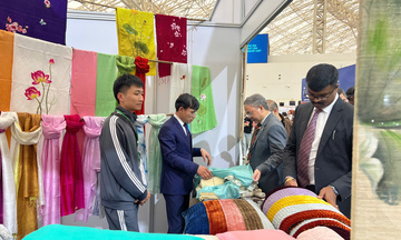 Tơ lụa Ấn Độ ‘khoe sắc’, gây ấn tượng tại Hội chợ Mùa Xuân