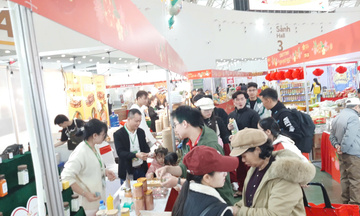 Chủ nhật sôi động tại Hội chợ Mùa Xuân: Người dân nô nức sắm Tết