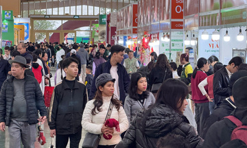 Hàng ngàn người đổ về Hội chợ Mùa Xuân, sức mua 'nóng' lên từng giờ