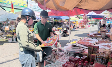 TP. Hồ Chí Minh: Thị trường đồ lễ trầm lắng trước ngày 23 tháng Chạp