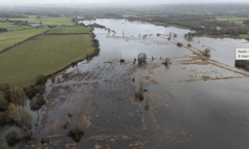 Mưa lớn kéo dài, Anh ban hành hàng trăm cảnh báo lũ lụt