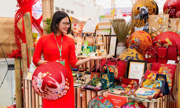 Mỹ nghệ cỏ bàng Phò Trạch kể chuyện làng nghề giữa Hội chợ Mùa Xuân