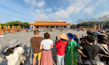 Thành phố Huế: Đặc sắc tái hiện lễ thiết triều Nguyên đán thời Nguyễn