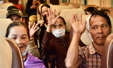 Đà Nẵng: 'Chuyến xe nghĩa tình' đưa người bệnh về quê đón Tết