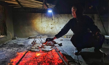 Nghề 'hun mắt' hái ra tiền ở thủ phủ cá nướng Hà Tĩnh