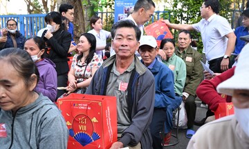 Ấm lòng những ‘Chuyến xe yêu thương’ đưa bệnh nhân về quê đón Tết