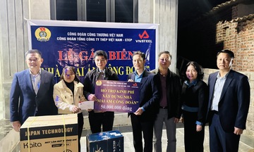 Bàn giao nhà và gắn biển 'Mái ấm Công đoàn' cho đoàn viên dịp Tết 