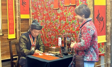 Hà Nội: Người dân háo hức đi Hội Chữ xuân Bính Ngọ