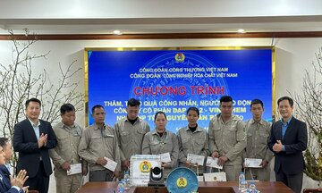 Chủ tịch Công đoàn Công Thương Việt Nam thăm, tặng quà Tết người lao động